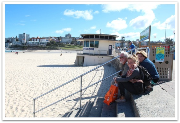 Äiti ja Isi halusivat heti saavuttuaan lähteä katselemaan Sydenytä (hurjat!) Tie vei Australian kuuluisimmalle rannalle Bondi Beach:lle.